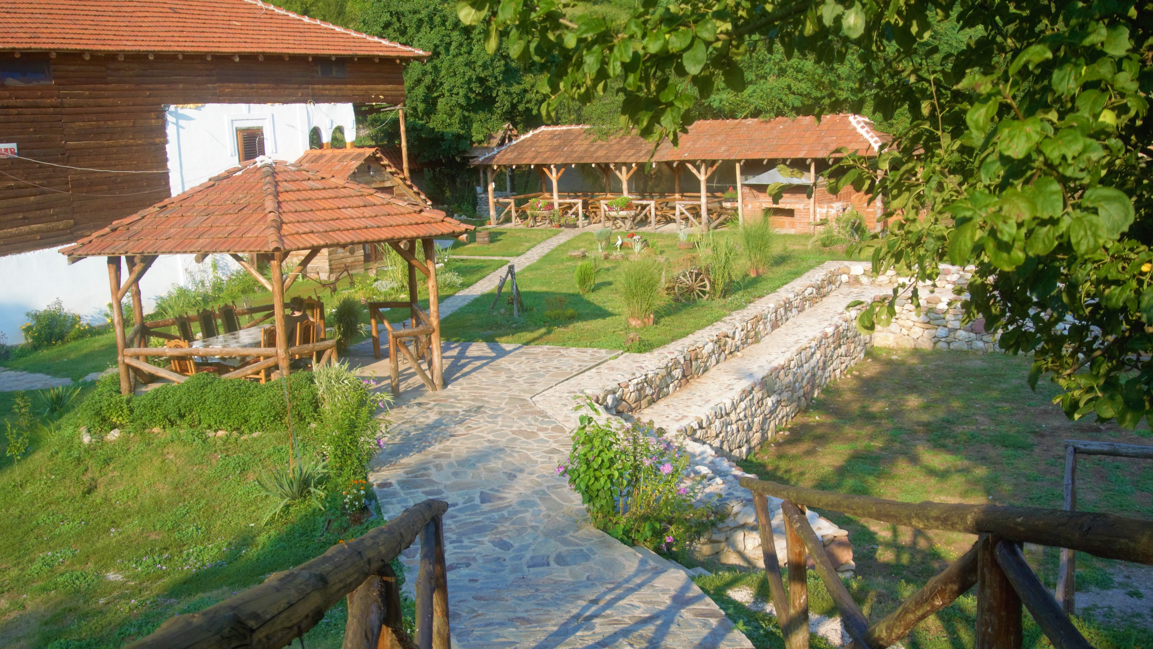 etno_kuca_za_smestaj_natkriveni_venjak_etno_selo_stara_planina